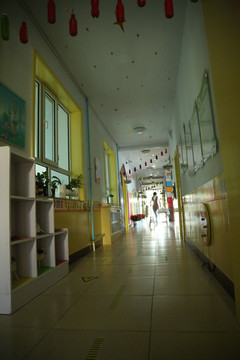 幼儿园教室走廊
