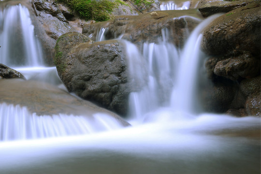 山间流水