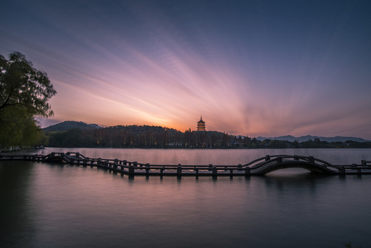 杭州雷峰塔长桥夜景