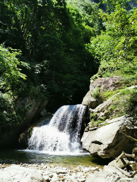 山间溪流