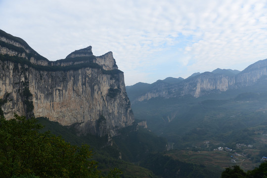 蓝天白云下的群山