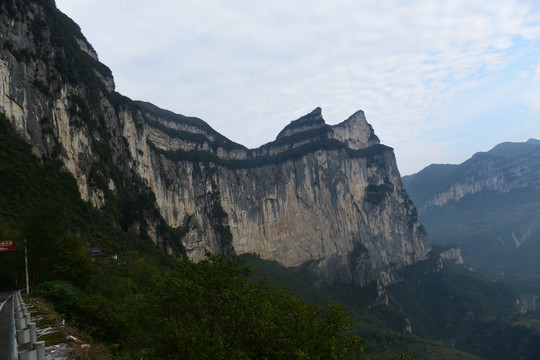 蓝天白云下的群山