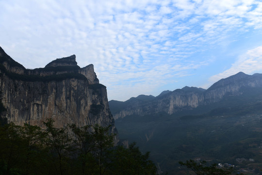 蓝天白云下的群山