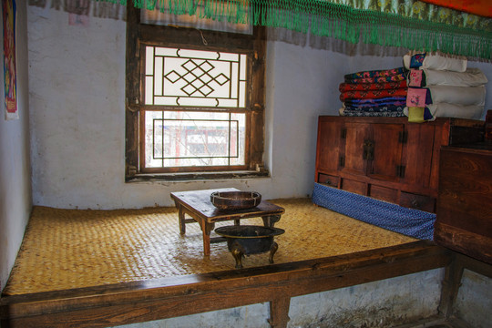 努尔哈赤故居室内火炕炕桌与铜盆