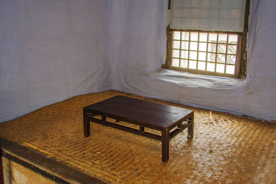 努尔哈赤故居室内火炕与炕上木桌