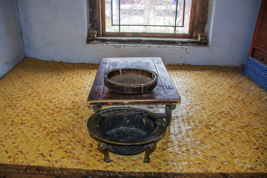 努尔哈赤故居室内火炕与炕桌铜盆