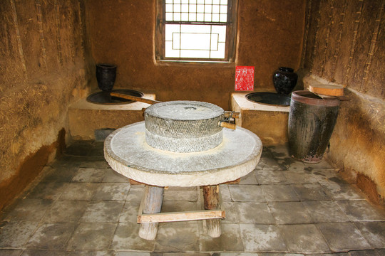 努尔哈赤故居灶房石碾炉灶水缸