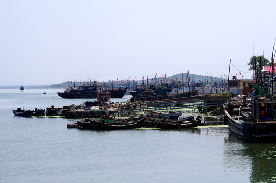 渔港停靠的渔船