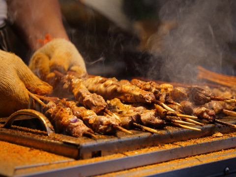 新疆街头美食烤羊肉串