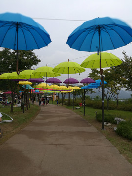 彩色雨伞装点的节日活动