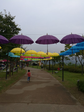 彩色雨伞装点的节日活动