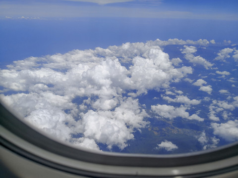 飞机上的蓝天白云