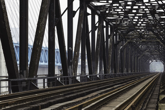 废弃的钢架铁路桥和铁轨