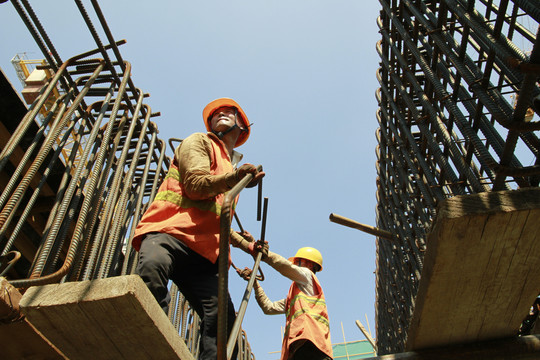 辛勤劳作的建筑工人