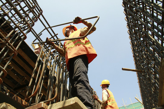 建筑施工现场的钢筋工人