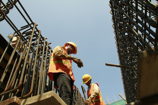 辛勤劳作的建筑工人