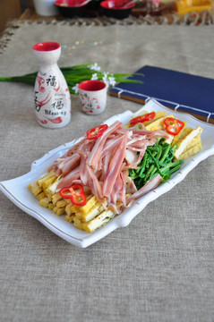 蕨菜豆腐炒猪耳