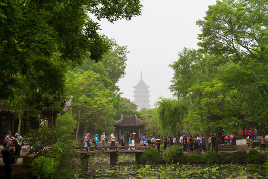 江苏苏州拙政园景区湖面景色