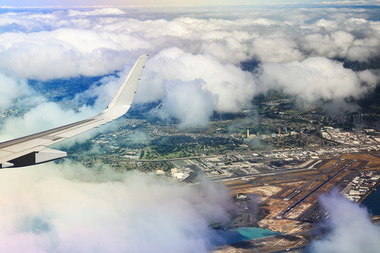 从飞机上看云下的城市
