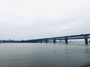 雨天武汉长江大桥