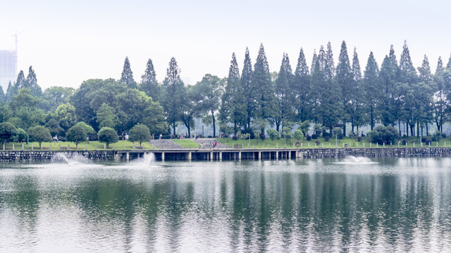 湖南烈士公园东门湖景