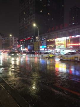 雨后的街路