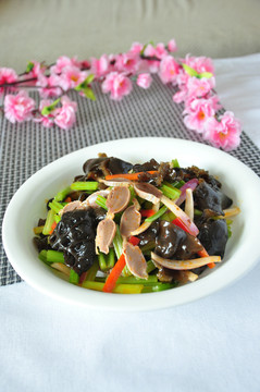 芹菜木耳炒鸡胗
