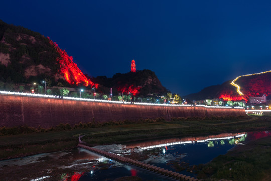 延河水映宝塔山灯光夜景