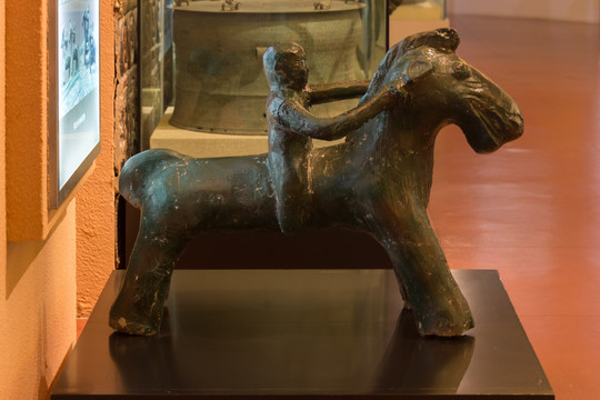 铜鼓上的骑马人塑像