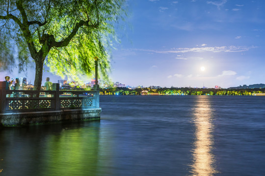 杭州西湖三潭印月夜景