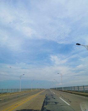 路桥蓝天白云