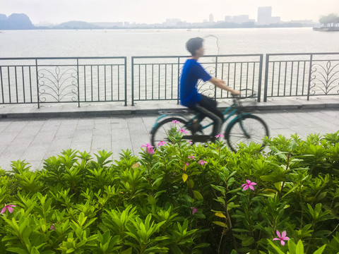 肇庆波海湖绿道骑车的少年