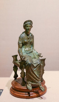 青铜女性坐像