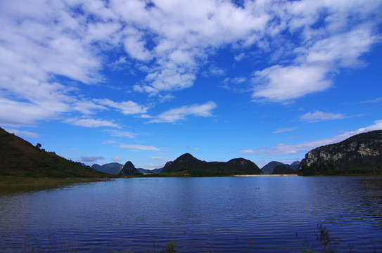 蓝色的湖水
