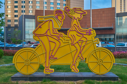 双人骑车雕塑