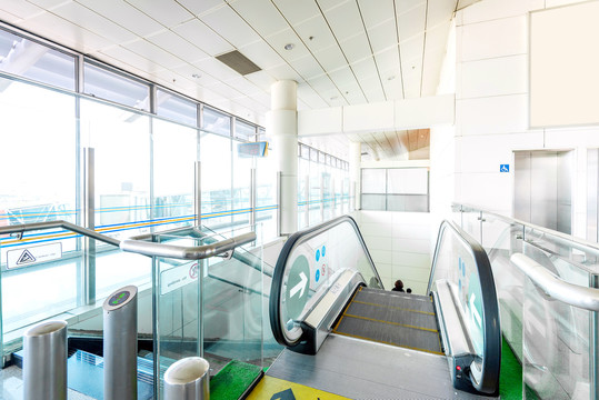机场航站楼的自动扶梯