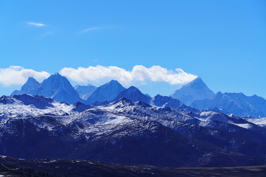 蓝天白云贡嘎山大雪山