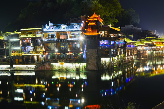 湖南湘西凤凰古城夏日夜景风光