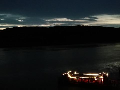 夜晚江边的渔船