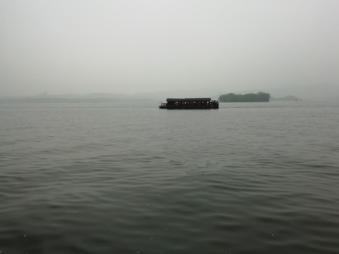 阴天西湖孤舟