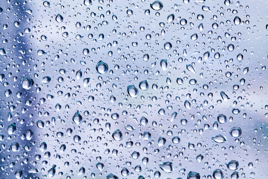 窗户上的雨滴