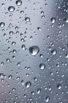 窗上的雨滴