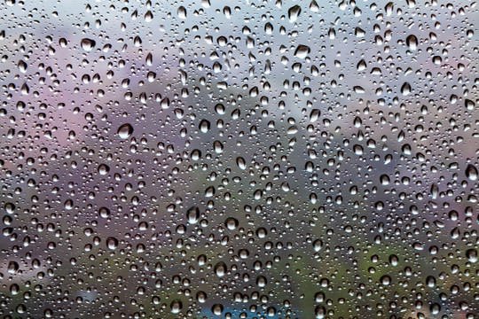窗上的雨滴