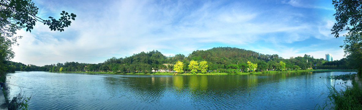 青山绿水白云鳄湖春色美全景