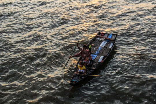 柬埔寨暹粒洞里萨湖越南难民船