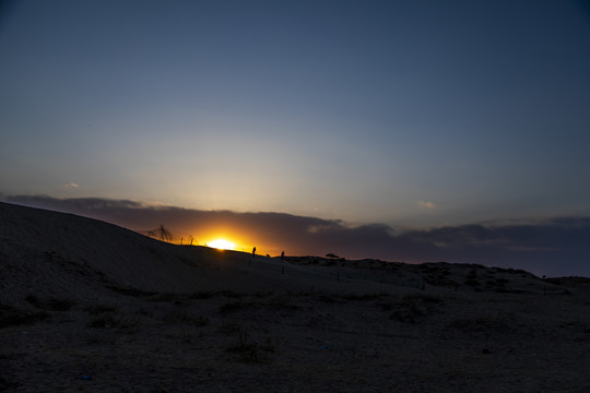 沙漠戈壁滩日落剪影