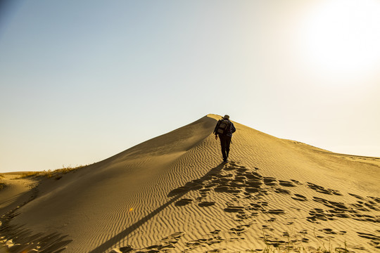 沙漠戈壁滩旅行探险者