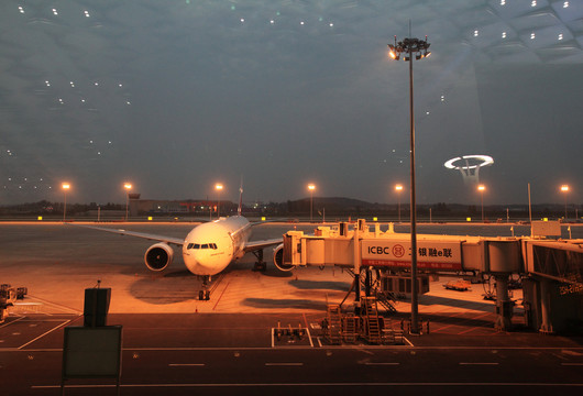 夜景机场停机坪一架飞机一架航班