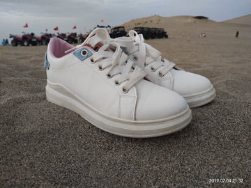 沙漠中的小白鞋