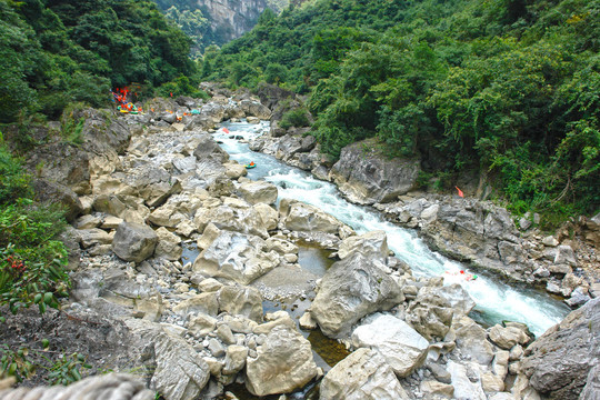 峡谷漂流